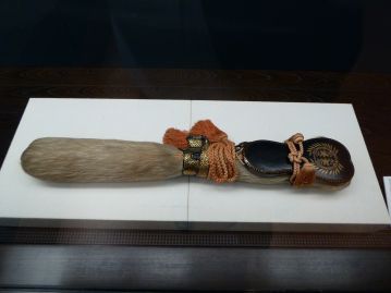 「うつぼ」とは、矢を入れる武具の一種。 写真は仙台市立博物館 所蔵の「白猪毛靭（しろいのげうつぼ）」