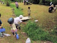 小さな子が、怖くてカマキリを手で捕まえられないので、小学生のお兄ちゃんがお手本を見せてくれました