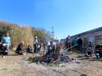 炎が落ち着いてきたら、細い竹の先にお餅を挟んで焼きます。とんど焼きの火で焼いたお餅を食べると健康でいられるとか。